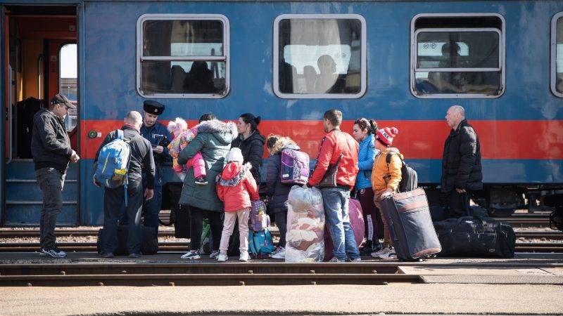 Зіткнувшись із дискримінацією, українські біженці-роми повертаються додому