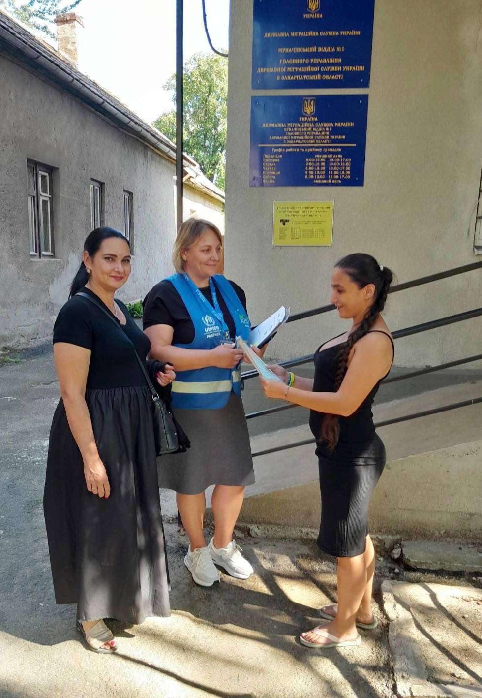 Ромська дівчина отримала омріяний паспорт